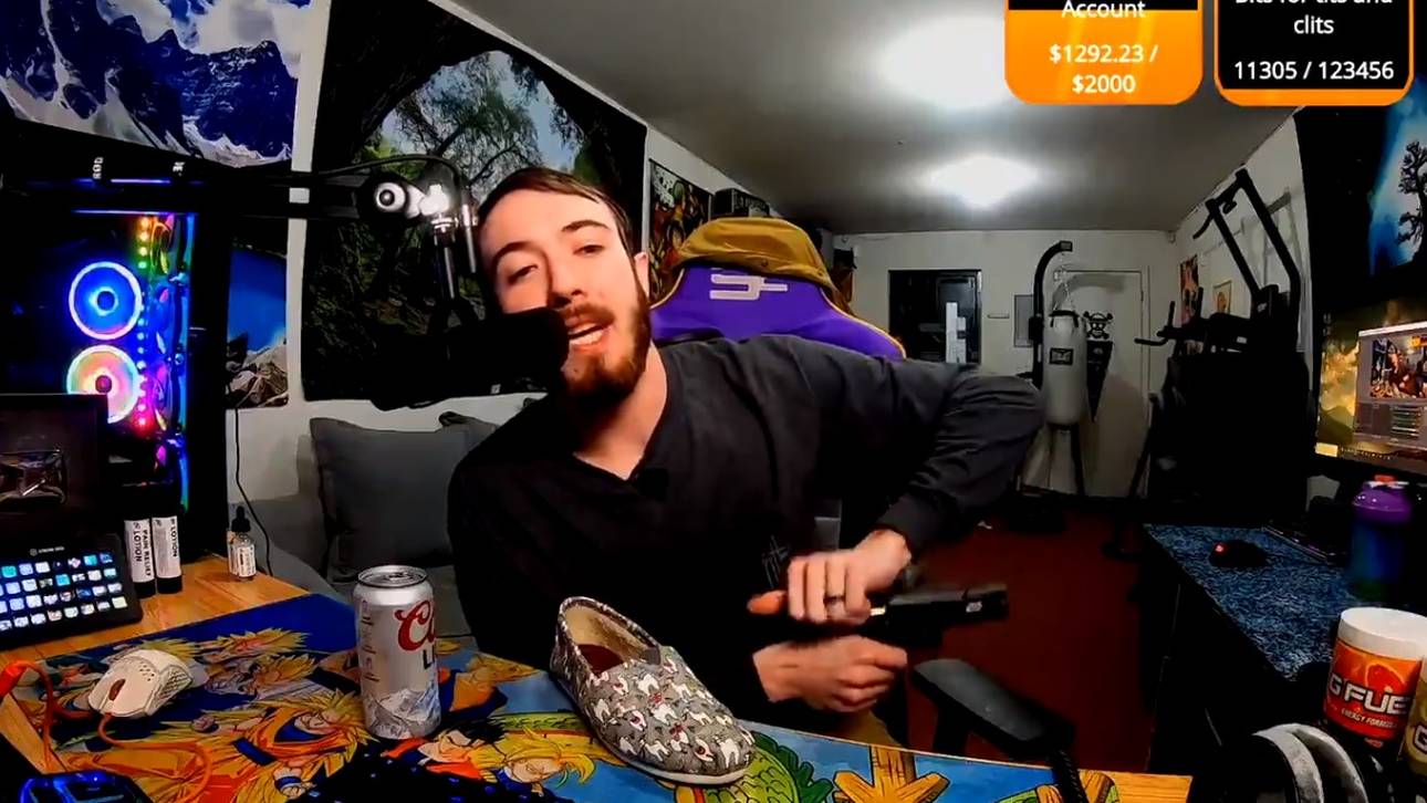 eSportler schießt live mit Waffe