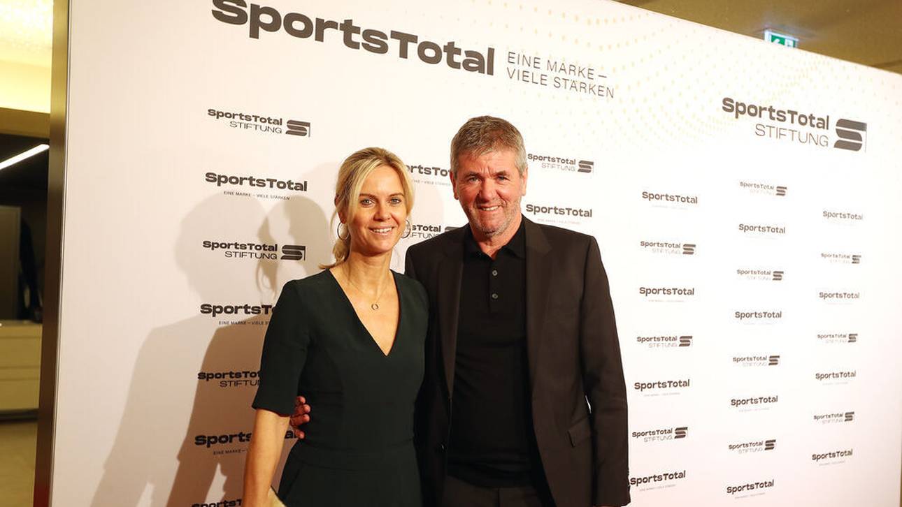 Anja Funkel (l., mit Friedhelm Funkel) ist die Geschäftsführerin der Stiftung