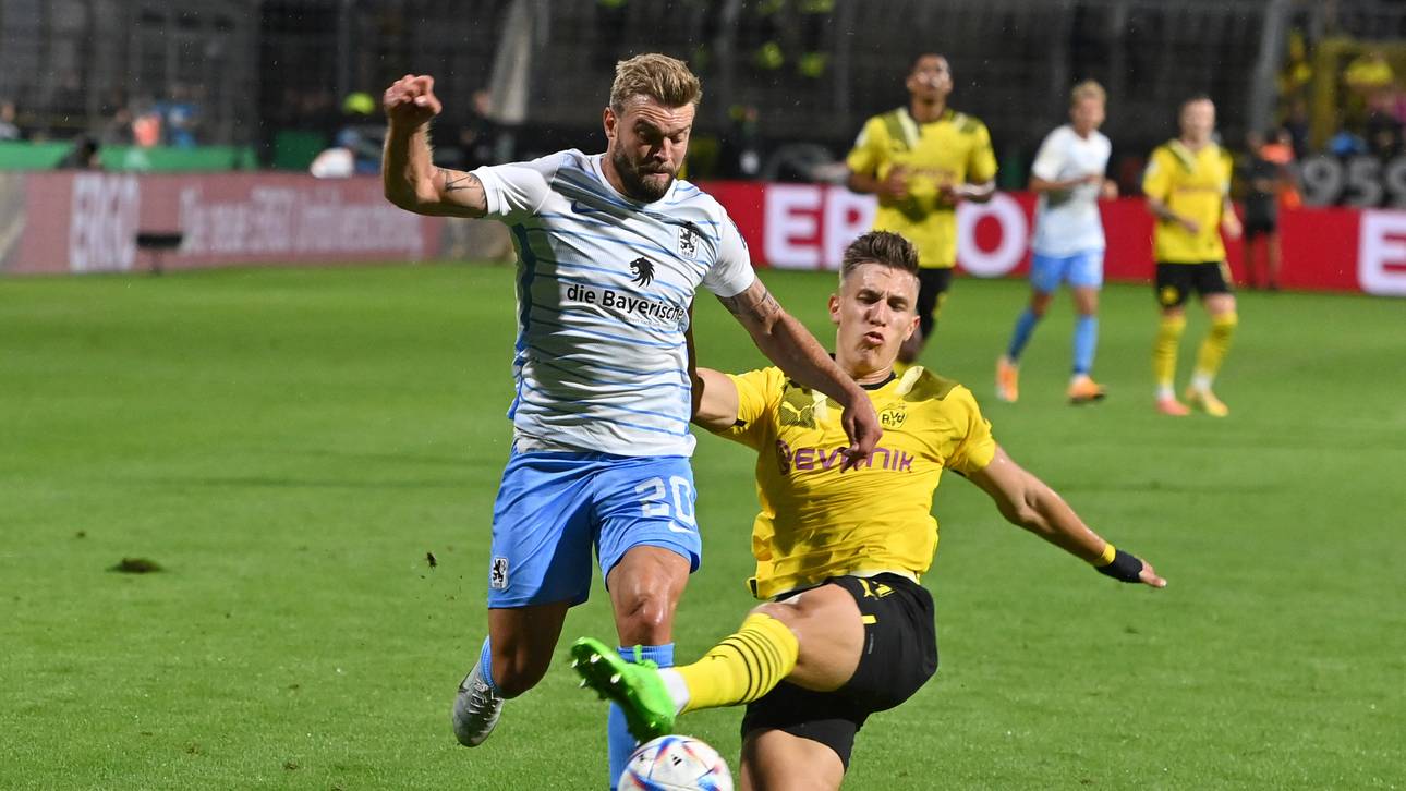 Nico Schlotterbeck grätscht Yannick Deichmann den Ball weg