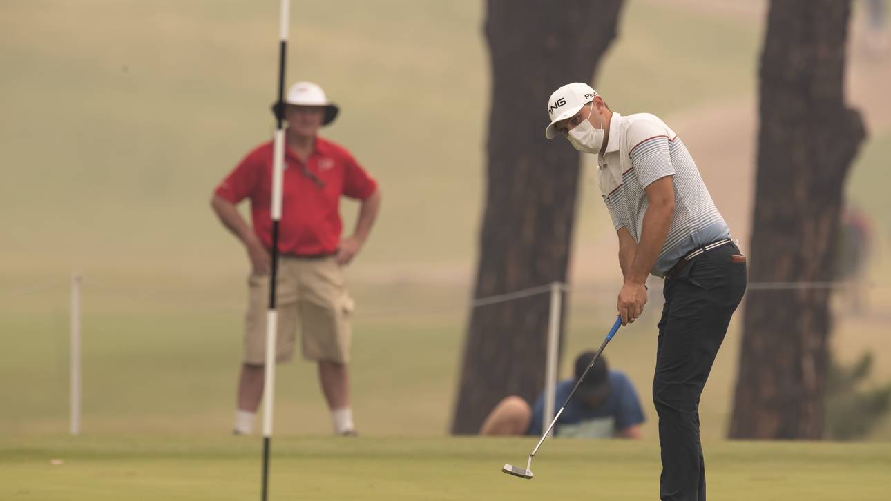 Golfer spielt mit Gesichtsmaske