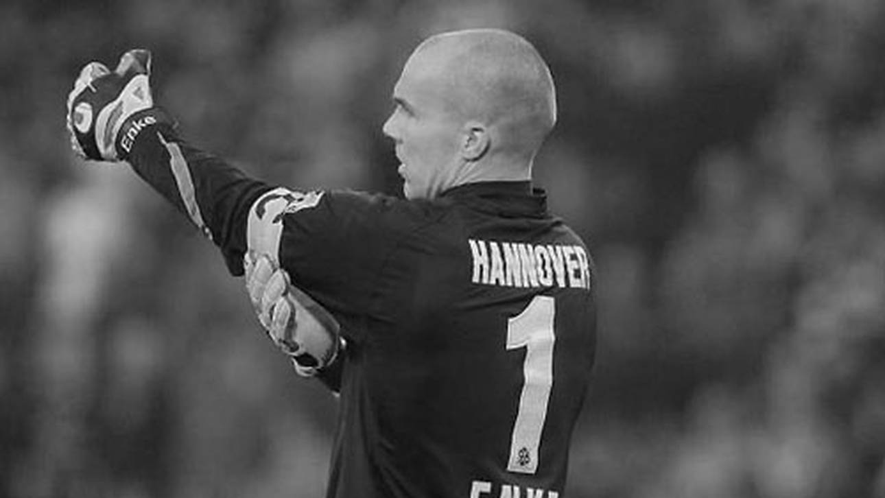 Liga mit Schweigeminute für Enke