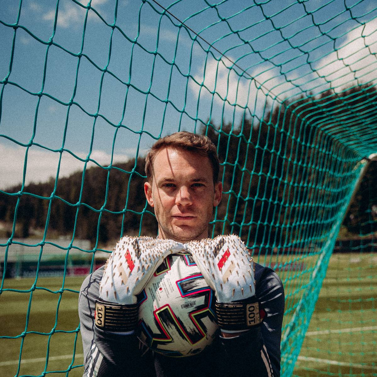 Manuel Neuer Mit Speziellen Handschuhen Bei 100 Landerspiel Gegen Lettland