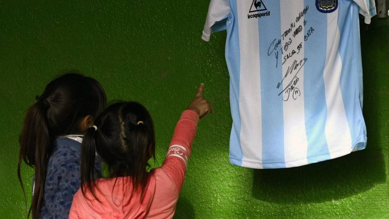 Maradona spendiert signiertes Trikot
