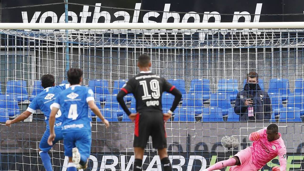 Yvon Mvogo hält einen Elfmeter gegen Zwolle