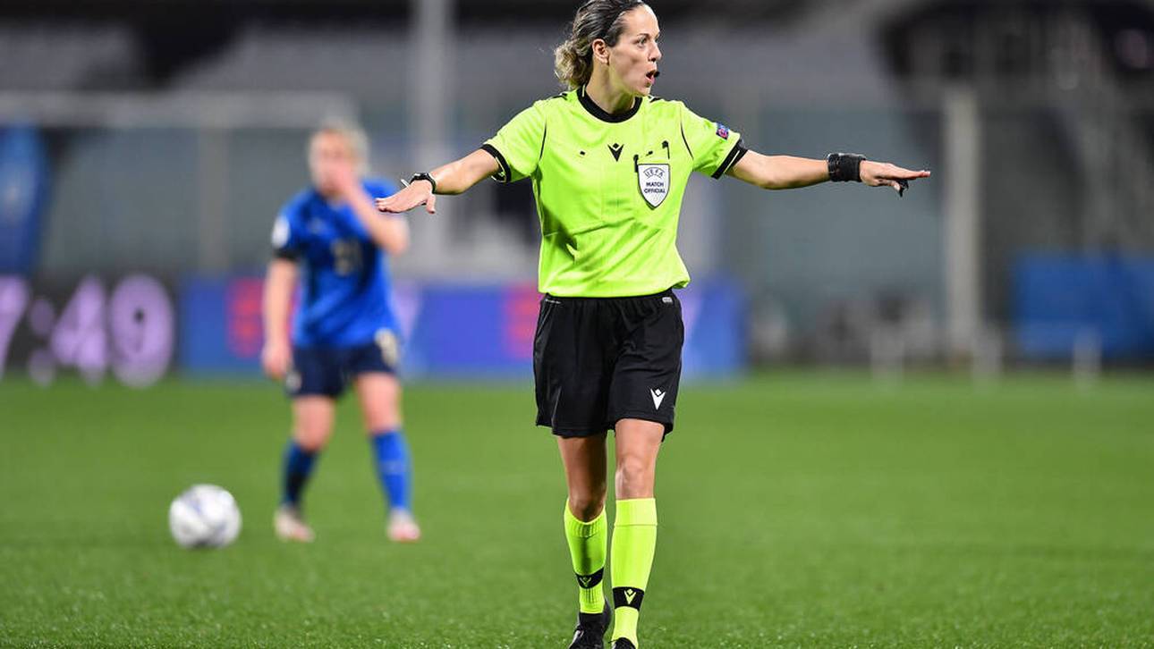 Schiedsrichterin pfeift Flick-Elf