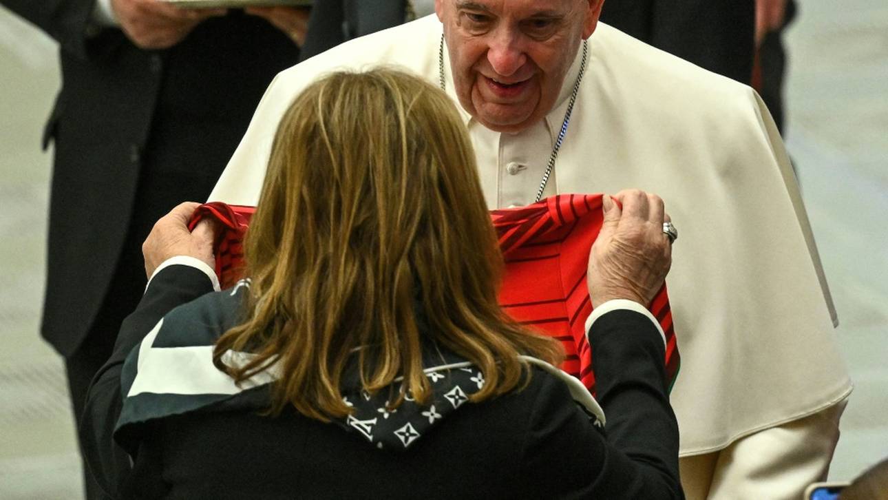 Papst erhält Ronaldo-Trikot