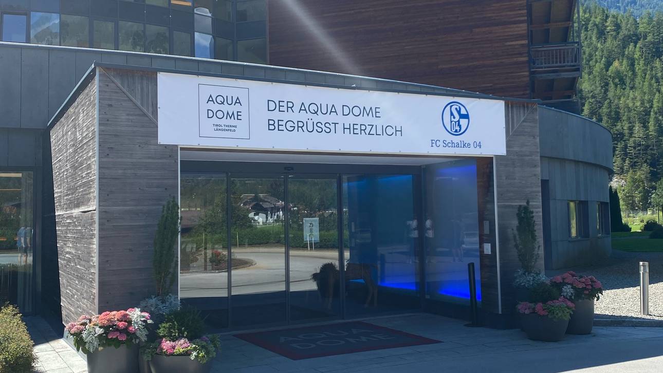 Der Eingang zum Schalker Hotel im Trainingslager in Längenfeld