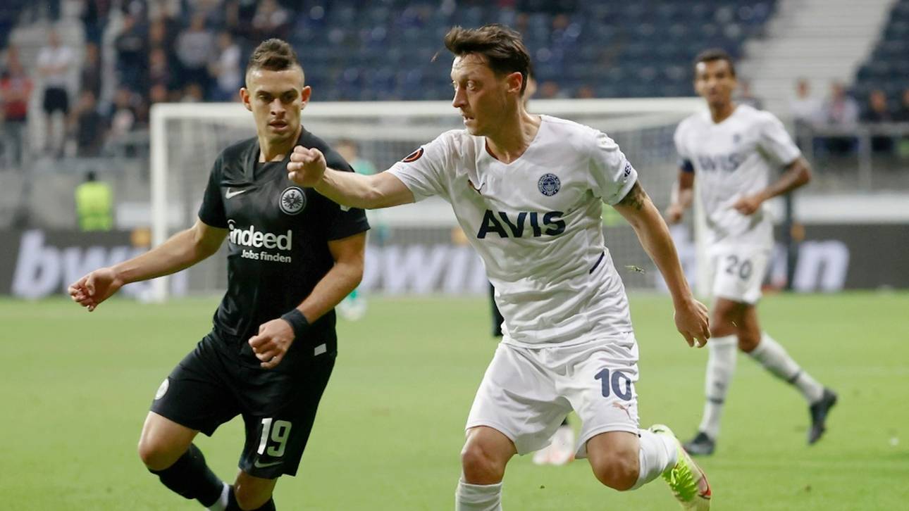 Berater-Dementi: „Özil wird weiter Fußball spielen“