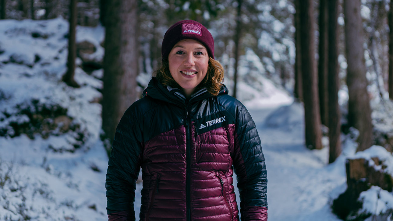 Laura Dahlmeier ist gerne in der Natur unterwegs. Deshalb beschäftigt sie sich sehr intensiv mit nachhaltigen und klimafreundlichen Energielösungen. 