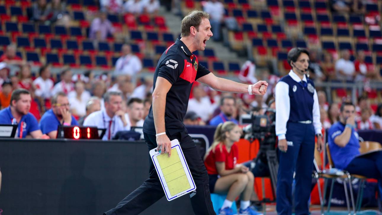 Volleyballerinnen starten mit Coup