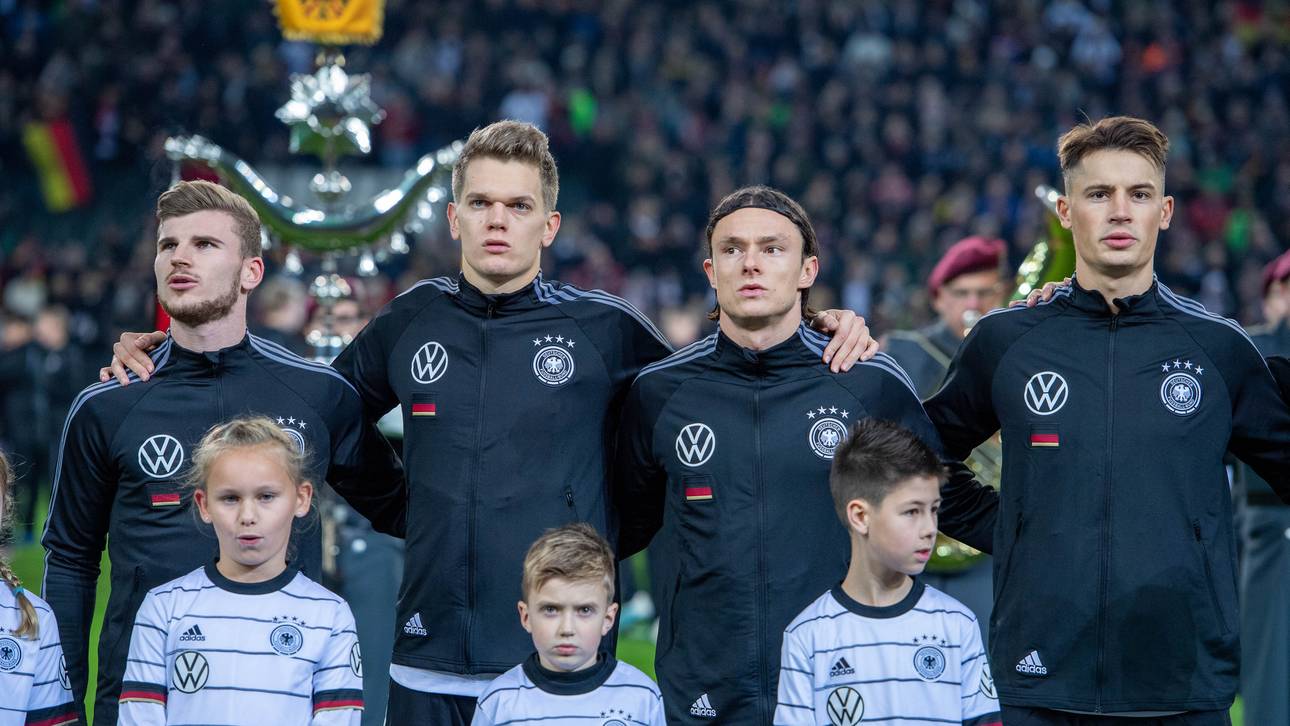 Nationalspieler hilft beim Einkaufen