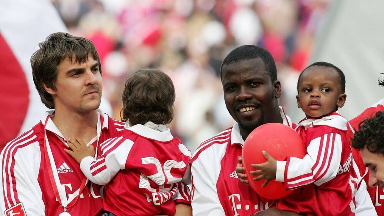 Sebastian Deisler (li.) mit Sohn Rafael und Samuel Osei Kuffour (beide Bayern) mit Sohn Samuel Jr. freuen sich über den Gewinn der Deutschen Meisterschaft 2004/2005