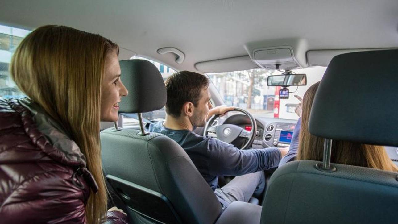 Wer Weg zur Arbeit gemeinsam mit anderen pendelt, kann sich die Fahrkosten teilen