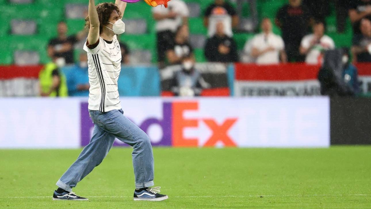 Vor DFB-Spiel: Flitzer mit Regenbogen-Fahne läuft aufs Spielfeld