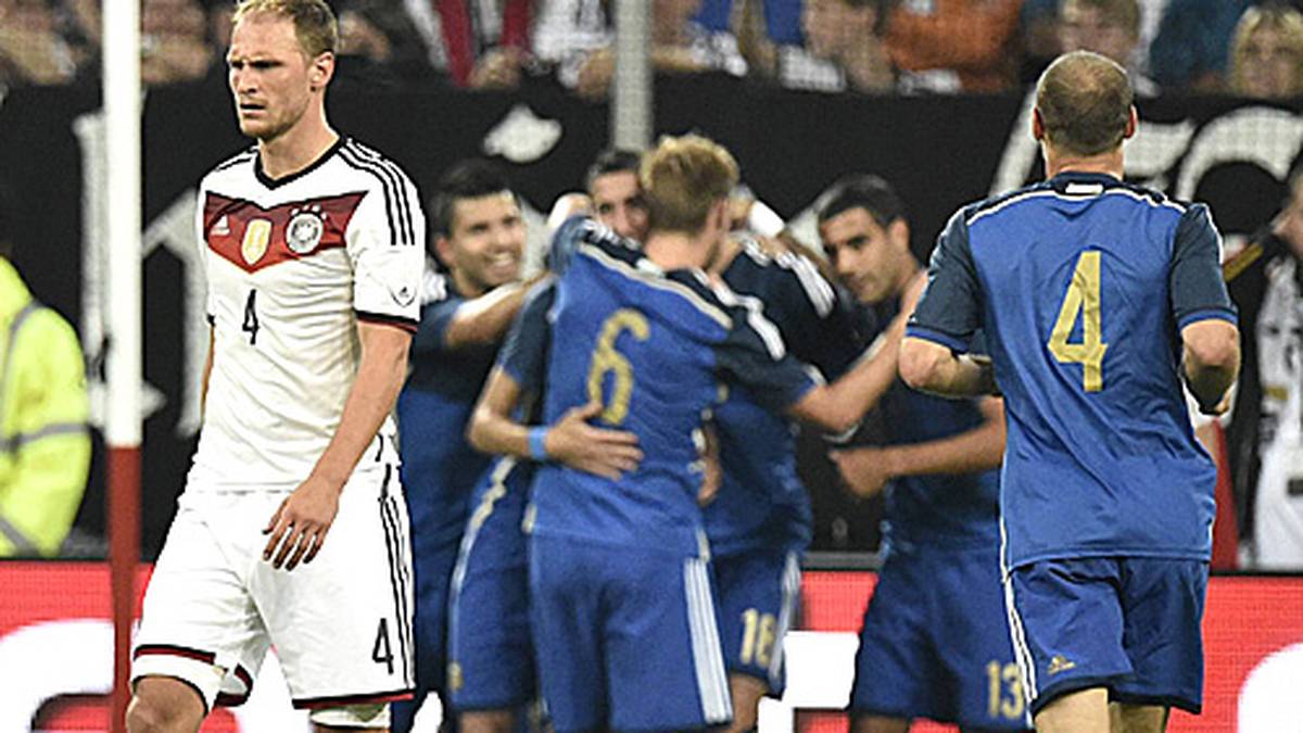 BENEDIKT HÖWEDES: Durfte im Gegensatz zur WM in Brasilien auf seiner Lieblingsposition in der Innenverteidigung ran. Musste so manchen Patzer seiner Nebenleute ausbügeln. Hatte selbst aber auch den einen oder anderen Bock drin.SPORT1-NOTE: 4
                  
                  
                  
                  
                  
                  
                  
                  
                  