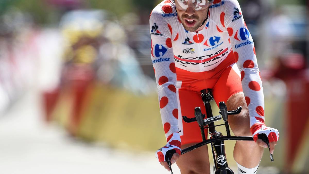 Vortagessieger Thomas De Gendt kommt mit vier Minuten Rückstand auf Platz 32 ins Ziel, darf sein gepunktetes Trikot auch weiterhin behalten