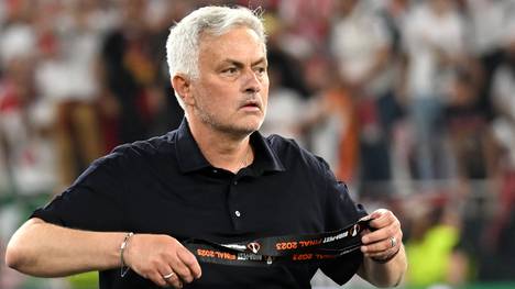 Nach der dramatischen Niederlage im Europa League-Finale gegen den FC Sevilla ist Jose Mourinho völlig bedient und verschenkt sogar seine Medaille. Taugt er überhaupt zur Legende?