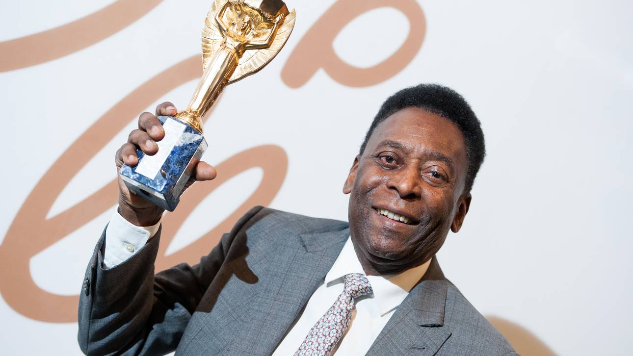 Pele versteigert seinen WM-Pokal