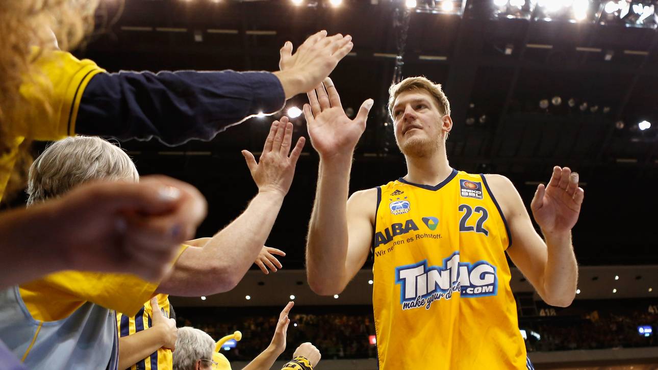 Jagla verschenkt Basketball-Sachen