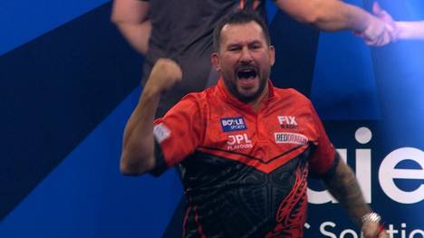 Jonny Clayton gewinnt sein Viertelfinale beim World Grand Prix deutlich gegen Dirk Van Duijvenbode und steht im Halbfinale.