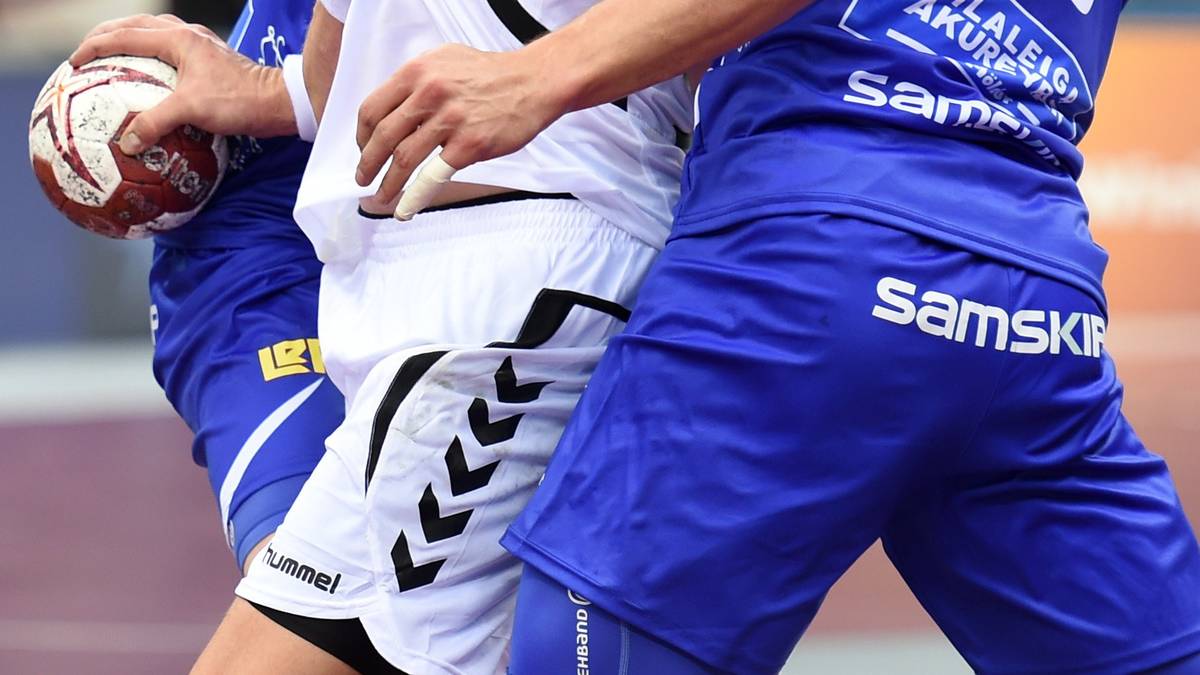 Filip Jicha (l.) ist kaum aufzuhalten. Der tschechische Superstar vom THW Kiel schießt Island mit seinen elf Toren beim 36:25 quasi im Alleingang ab