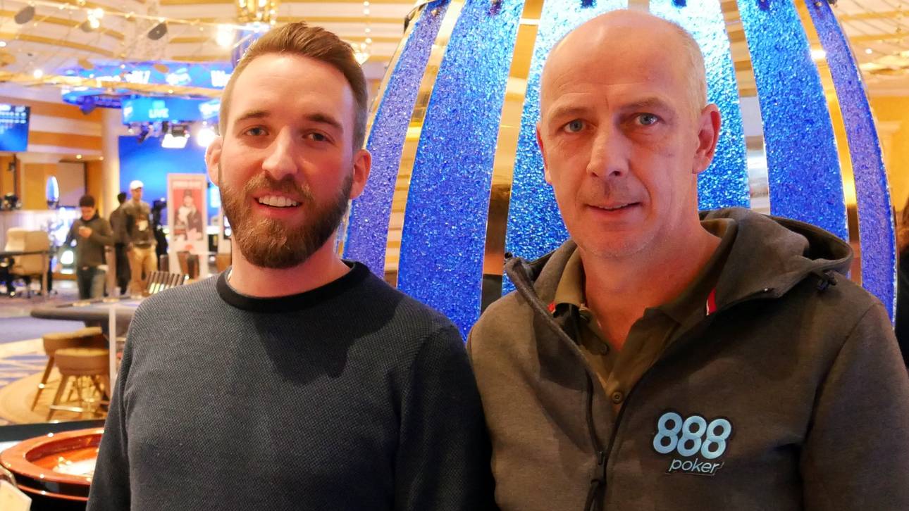 Mario Basler (r.) sprach im King's Casino mit SPORT1-Reporter Sebastian Mittag