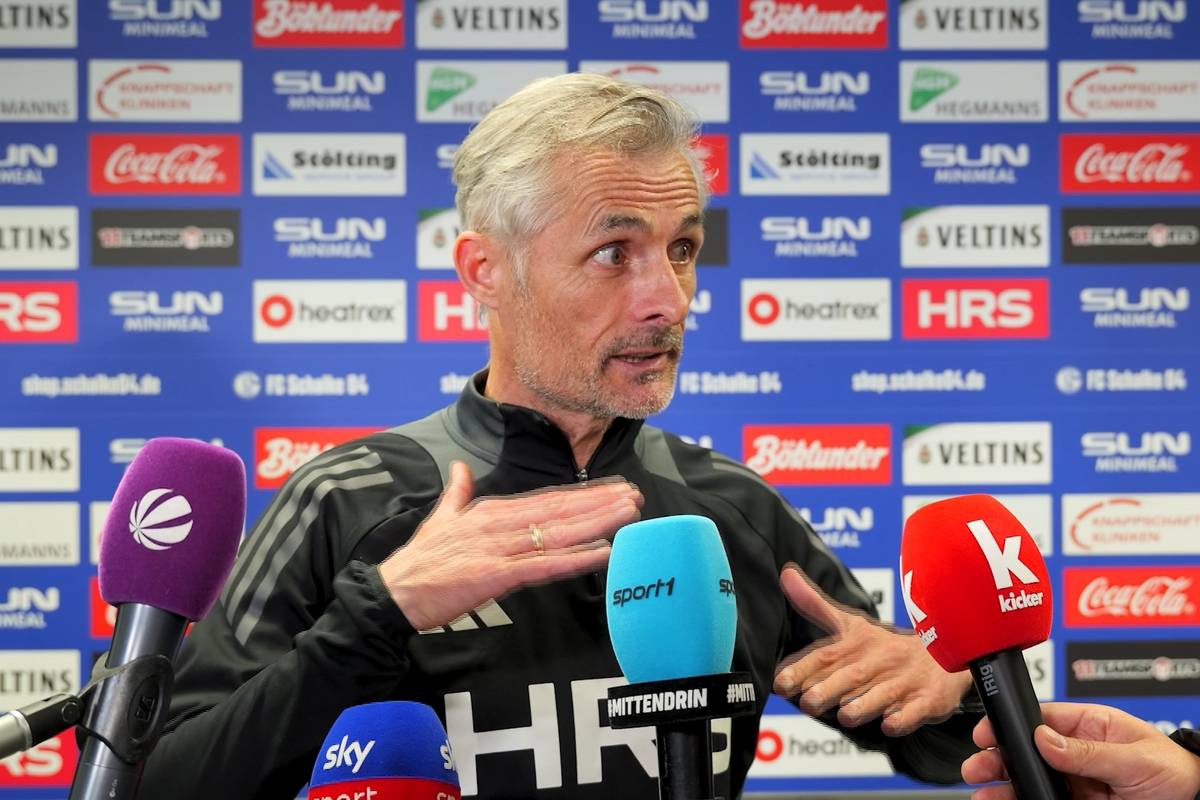 Kees van Wonderen wird ab dem Sommer nicht mehr Trainer auf Schalke sein. Er berichtet vom Gespräch mit den Bossen und lässt sich auch ein bisschen Kritik an deren Führung nicht nehmen.