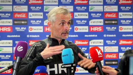 Kees van Wonderen wird ab dem Sommer nicht mehr Trainer auf Schalke sein. Er berichtet vom Gespräch mit den Bossen und lässt sich auch ein bisschen Kritik an deren Führung nicht nehmen.