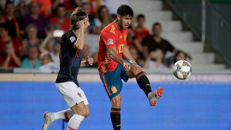 Marco Asensio (r.) und Luka Modric im Zweikampf beim Hinspiel zwischen Spanien und Kroatien