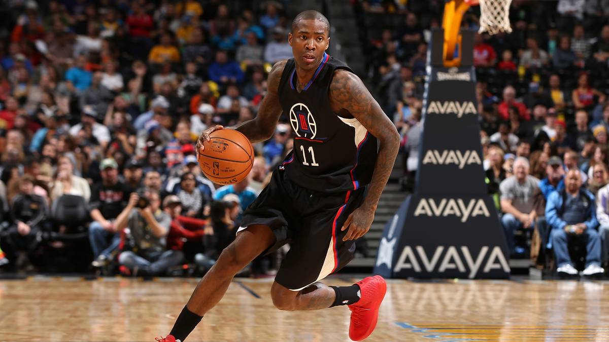 Jamal Crawford von den Los Angeles Clippers hat zum dritten Mal den Sixth Man Award gewonnen. Damit ist der 36-Jährige  der erste NBA-Spieler überhaupt, der die Trophäe so oft gewinnt. Zwei Mal wurde die Ehre dem ehemaligen deutschen Nationalspieler Detlef Schrempf zuteil. Crawford siegt bei der Wahl mit 341 Punkten. Durchschnittlich 14,2 Punkte und 2,3 Assists pro Spiel überzeugen die 130 Sportjournalisten