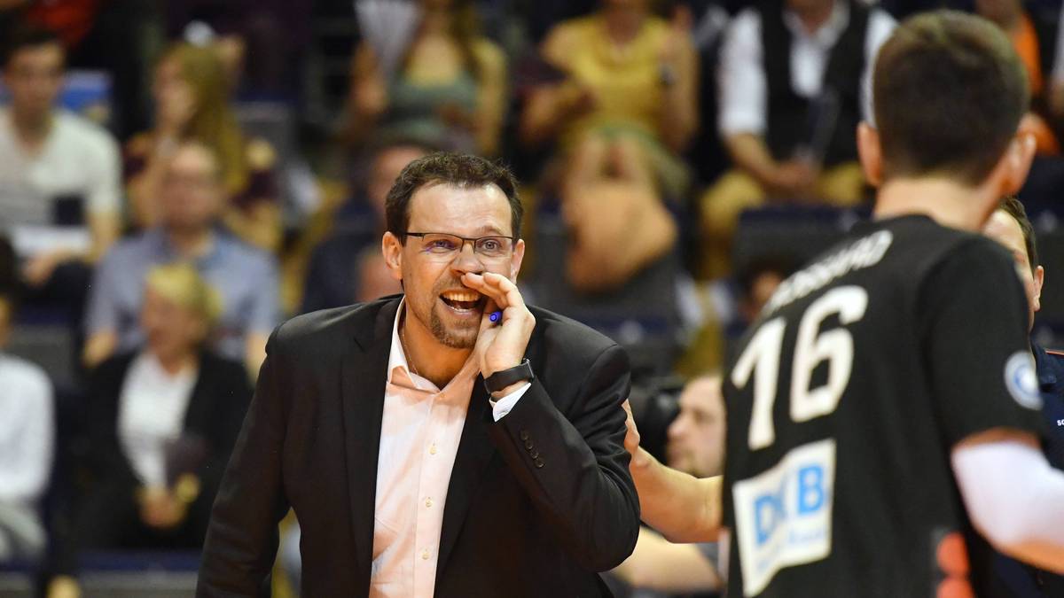 CEDRIC ENARD: Der Coach muss mit seinen BR Volleys im vierten Spiel der Best-of-Five-Serie einen Sieg einfahren. Sonst krönt sich der VfB Friedrichshafen zum deutschen Meister und die Mission des zehnten Titels wäre gescheitert