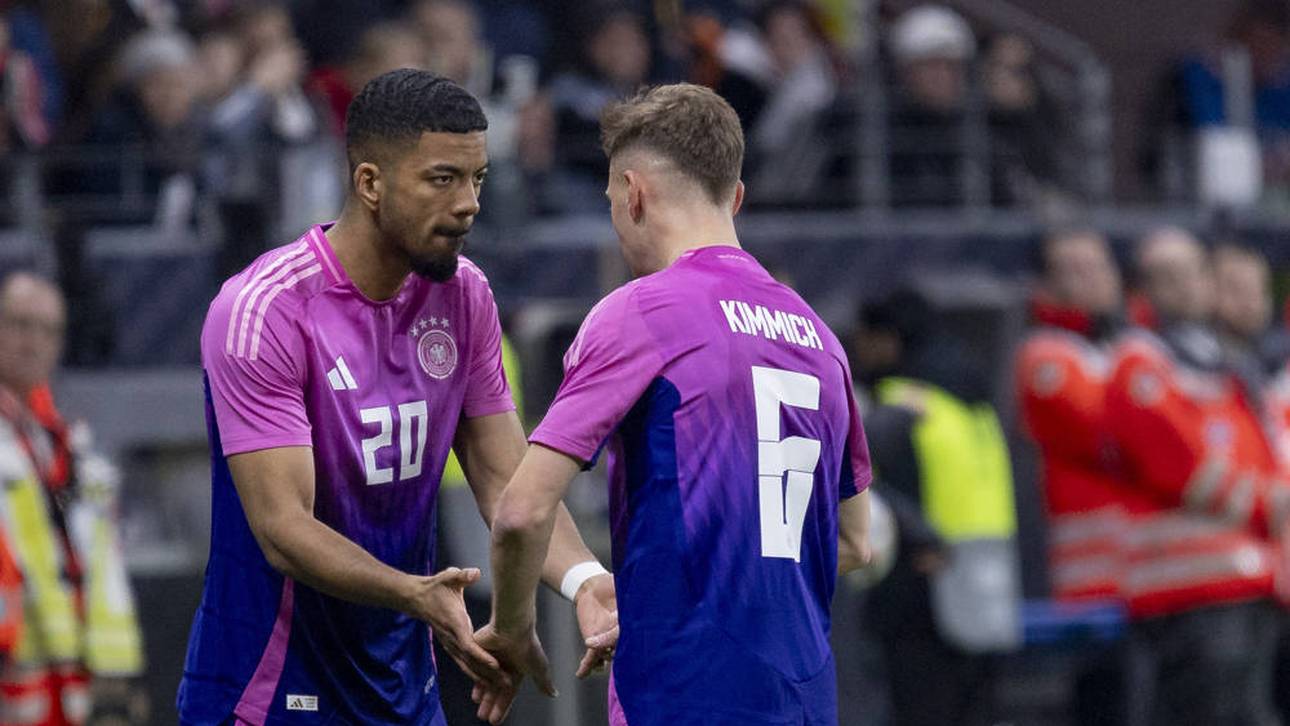 Joshua Kimmich (r.) unterstützt Benjamin Henrichs (l.) bei seinem Comeback