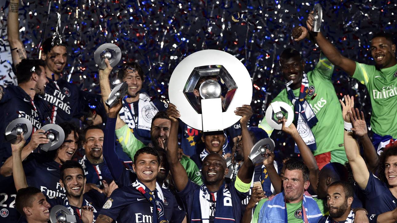 Trophäe und Feuerwerk für PSG