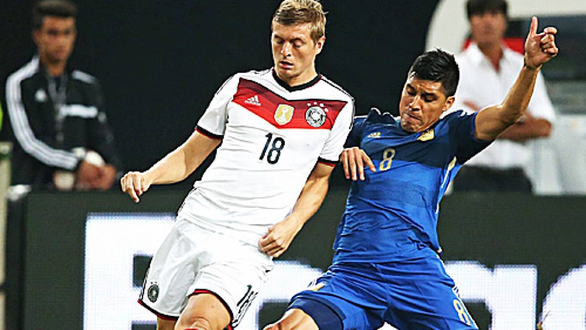 TONI KROOS: Ein durchschnittliches Spiel des zu Real Madrid gewechselten Ex-Münchners. Umsichtig, immer wieder mit klugen Pässen in die Spitze und gewohnt gefährlichen Standards. Versuchte, auf der Sechs das Spiel zu ordnen, was nicht immer gelang. Hatte Pech, als sein Schuss aus 16 Metern knapp am Pfosten vorbeirauschte (23.). Wurde in der 71. Minute ausgewechselt. SPORT1-NOTE: 3,5
                  
                  
                  
                  
                  
                  
                  
                  
                  