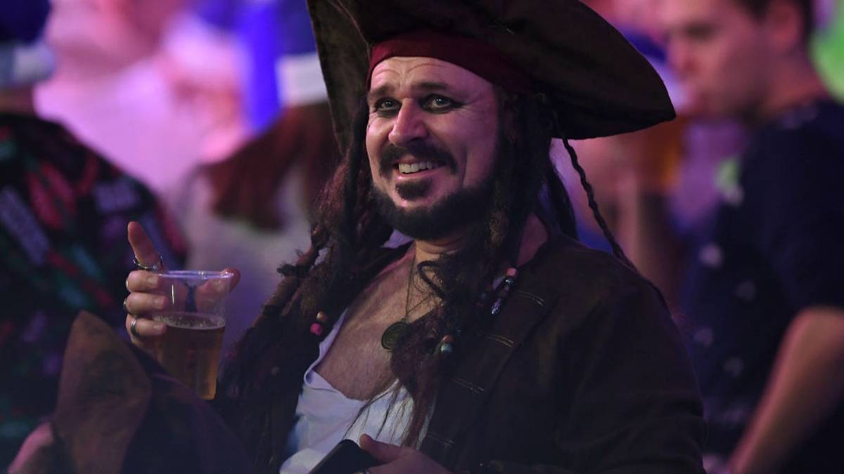 Prost, Captain Jack Sparrow! Mit einem Bier in der Hand kann das nächste Match losgehen