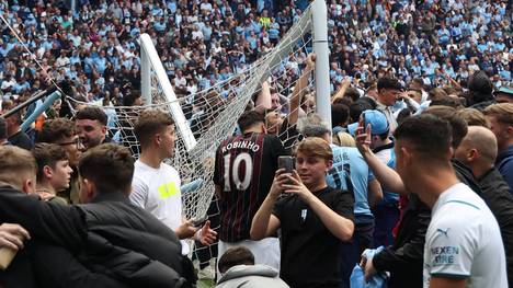 Manchester City muss eine hohe Geldstrafe zahlen für den Platzsturm nach dem Gewinn der Meisterschaft gegen Aston Villa.