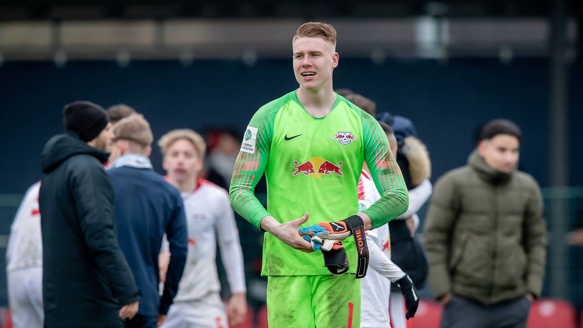 JULIAN KRAHL (RB Leipzig, 22.1.2000): Krahl hat alle Jugendabteilungen bei Leipzig durchlaufen. In dieser Saison rückte er in die erste Mannschaft als vierter Torhüter auf. Der 19-Jährige kam bis jetzt nur in der Junioren Bundesliga zum Einsatz und spielte ein Mal für die deutsche U19. Der Leipziger ist einer für die Zukunft und könnte auf längere Sicht Gulacsi beerben