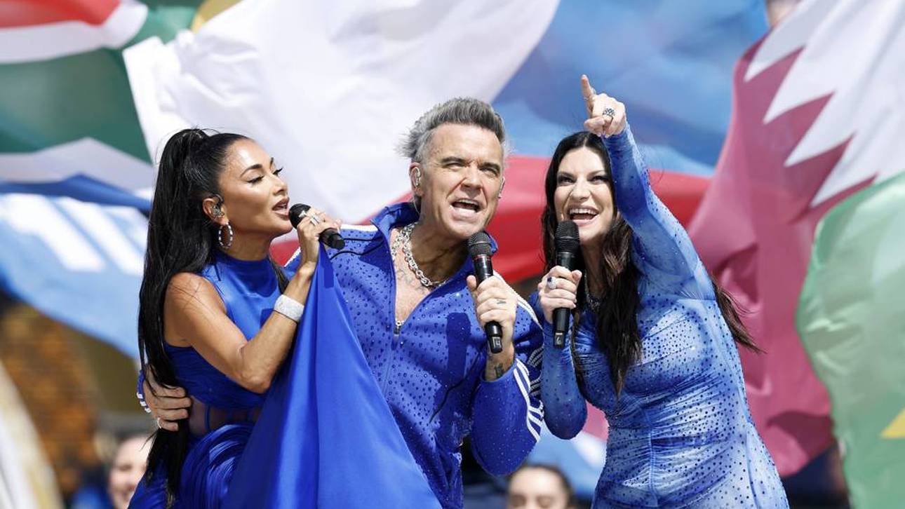 Robbie Williams (M.) trat vor dem WM-Finale auf