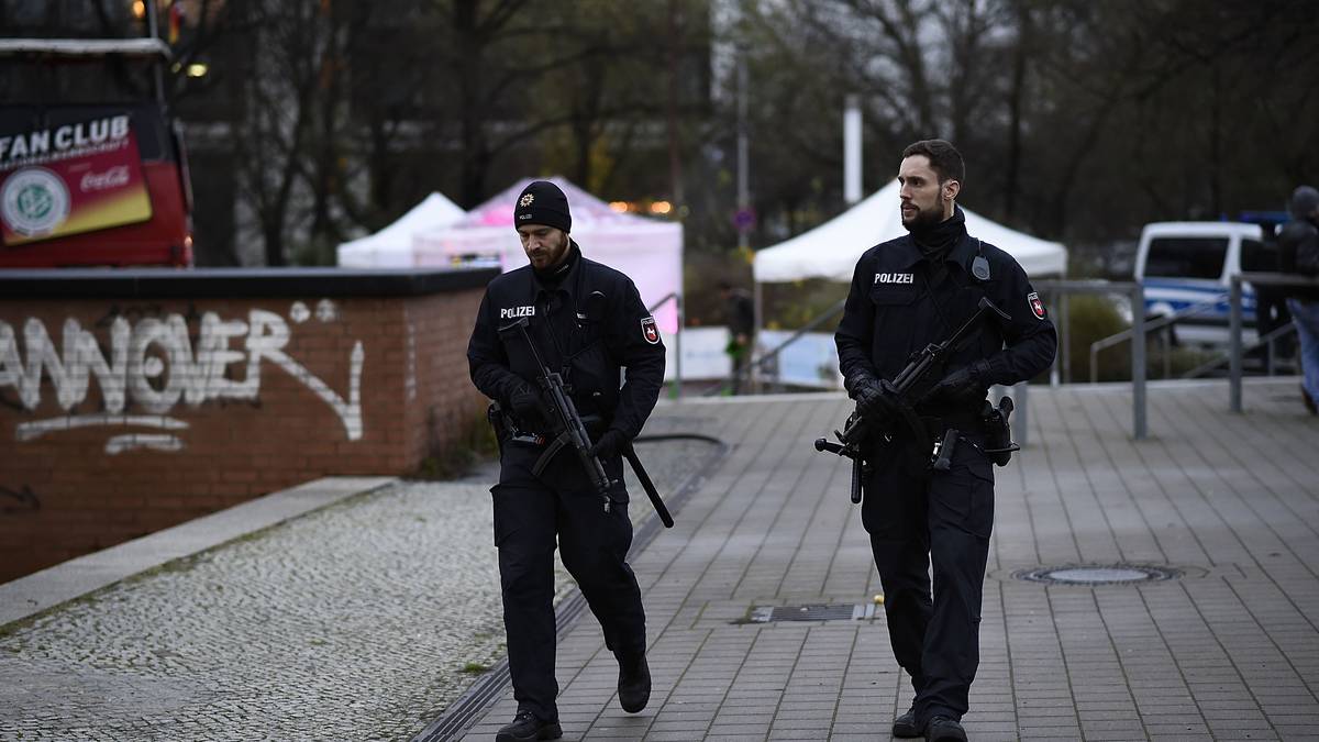 Bereits Stunden vor dem Spiel sind viele bewaffnete Polizisten rund um die HDI-Arena statt Fans in Trikots zu sehen. Es ist vieles anders nach den Anschlägen von Paris