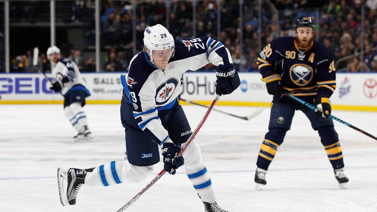 Patrik Laine - an Nummer zwei im letztjährigen Draft von den Winnipeg Jets gewählt - wird aufgrund seiner Schussqualitäten bereits mit Alexander Owetschkin verglichen. Aufgrund einer Gehirnerschütterung ist seine Teilnahme beim All-Star Game allerdings in Gefahr. Derzeit mit 40 Punkten Führender in der Rookie-Liste
