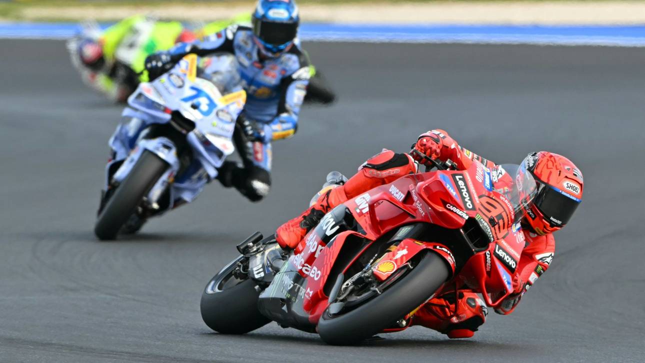 Márquez mit spektakulärem Crash