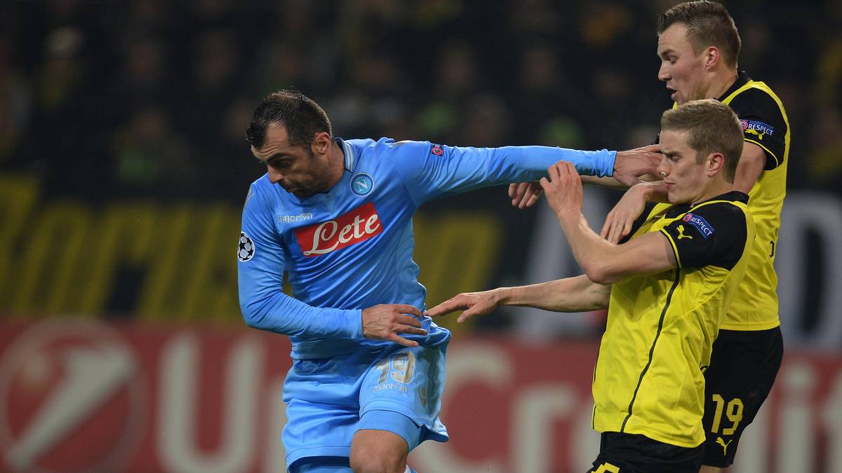 Kurios: Weil standardmäßig nur zwei Ersatztrikots im Stadion sind, muss der BVB im nahegelegenen Fanshop Nachschub holen