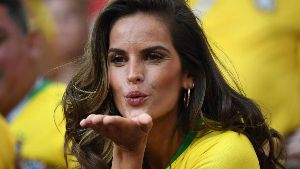 Das brasilianische Model Izabel Goulart, die Verlobte von Nationaltorhüter Kevin Trapp, feuert ihr Team von der Tribüne aus an. Für Neymar und Co. gibt es Küsse