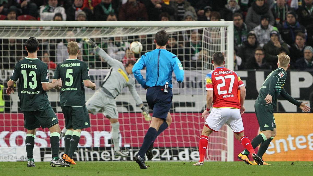 In der 21. Minute erzielt Christian Clemens per Weitschuss das verdiente 1:0 vor heimischem Publikum
        