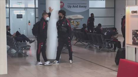 Der FC Bayern kommt nach der Pokal-Gala beim SV nicht wie geplant aus Bremen weg. Trainer Julian Nagelsmann bleibt entspannt.