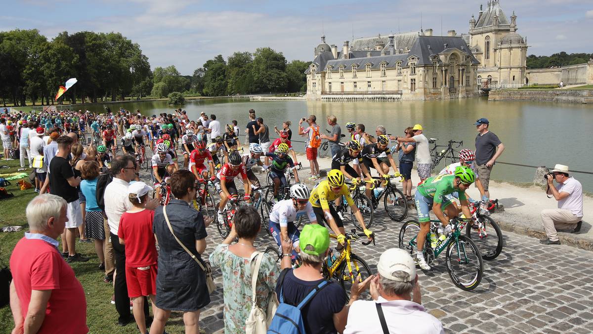 Vor den Toren von Paris macht sich das Fahrerfeld auf den Weg zur letzten Etappe