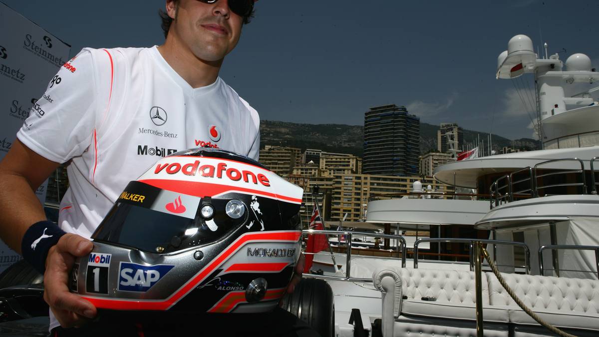 Fernando Alonso (2007, GP von Monaco): In der Saison 2007 ist McLaren dank eines Juwelier-Sponsors zeitweise mit Diamanten am Helm unterwegs. Fernando Alonso präsentiert stolz seine Sonderanfertigung für das Rennen im Fürstentum