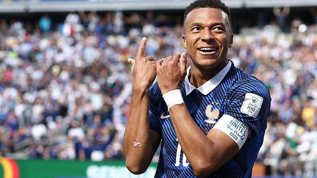 Versprechen eingelöst: Doppelpacker Mbappé spielt die Flöte