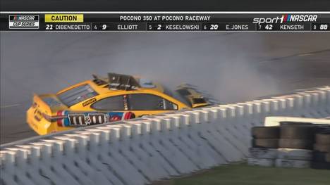  In der NASCAR Cup-Series machen Kevin Harvick und Danny Hamlin den Sieg erneut unter sich aus. Kyle Busch sorgt für eine Schrecksekunde.