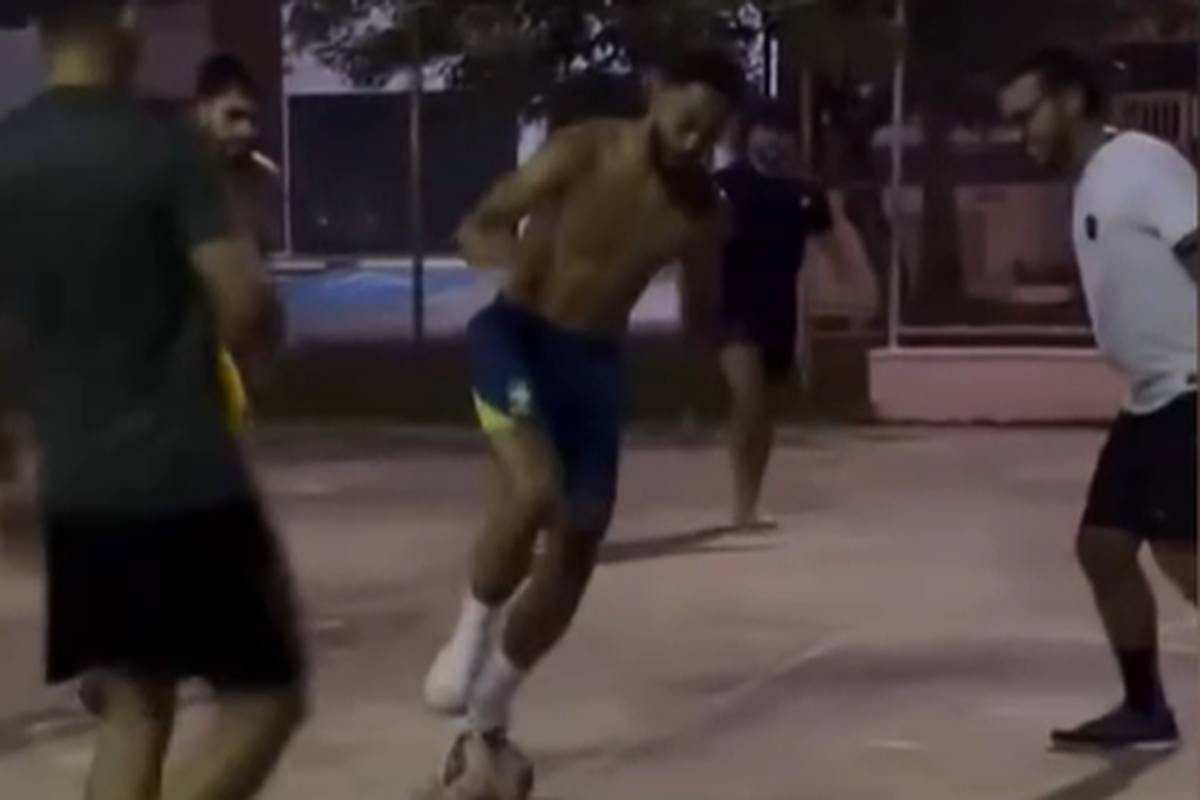 Das hat schon was von "FIFA Street Football" - Matheus Cunha, Neuzugang von Manchester United, nutzt in seiner Heimat Brasilien die Sommerpause und kickt auf einem Beton-Kleinfeld mit Freunden.